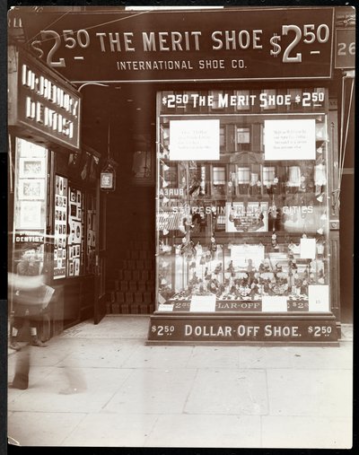 Una vetrina della International Shoe Co., New York, 1905 da Byron Company